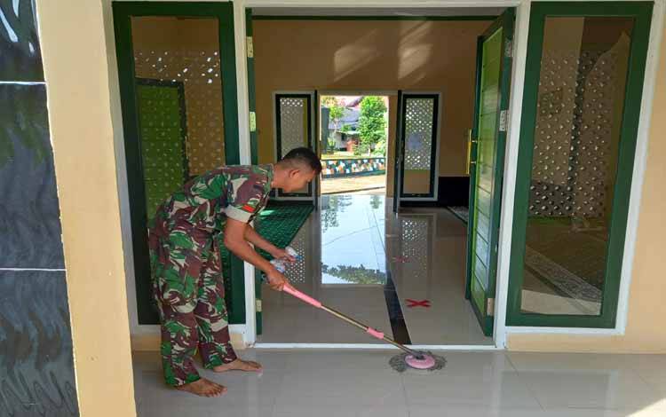 Jelang Ramadhan, Anggota Kodim Muara Teweh Bersihkan Musala