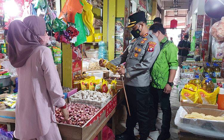 Kapolres Kotim Tekankan Harga Minyak Goreng Dijual Sesuai yang Ditetapkan Pemerintah?