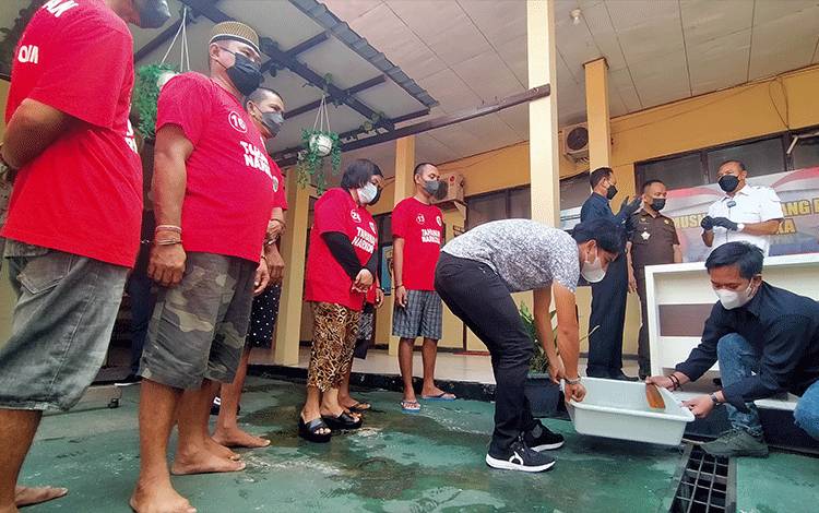 Sabu dan Ekstasi Bernilai Ratusan Juta Dibuang ke Selokan
