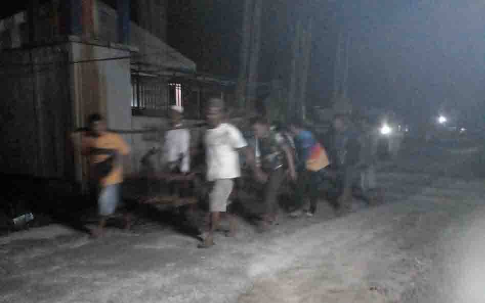 Warga RT ini Kompak Bangun Ulang Jembatan dengan Swadaya