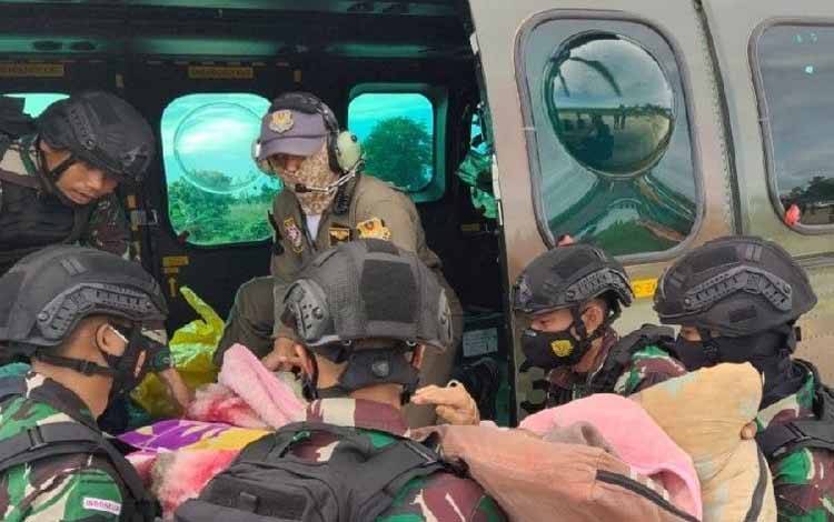 Bintara TNI AD dan Istrinya Tewas Ditembak Kelompok Tak Dikenal