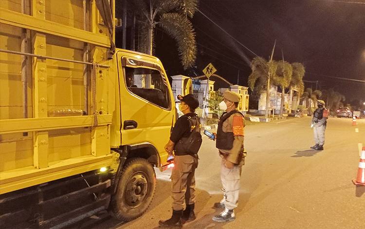 Satpol PP Barito Timur dan TNI Sosialisasi Syarat Mudik ke Pengguna Jalan