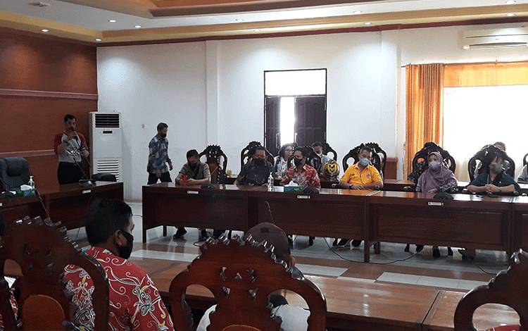 Suasana Haru Warnai Pelepasan Pegawai Sekretariat DPRD Kapuas Masuki Purna Tugas