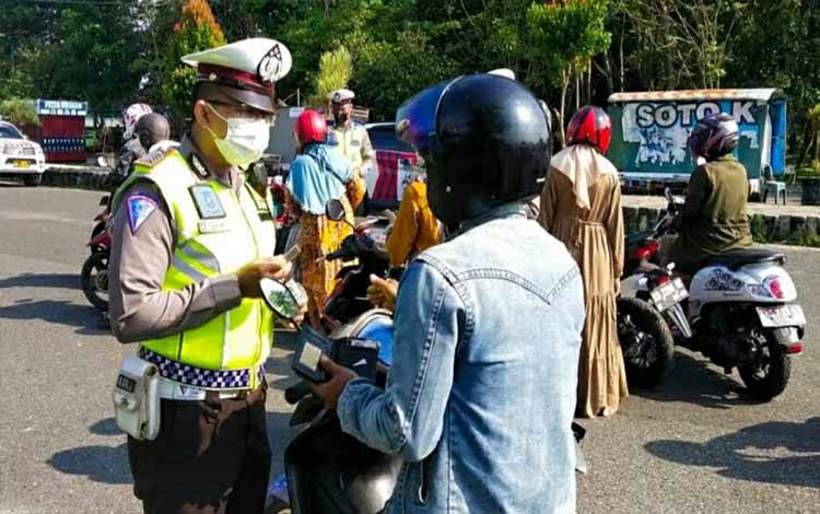Satlantas Polres Kapuas Razia Kelengkapan Kendaraan Tertibkan Pengguna Jalan