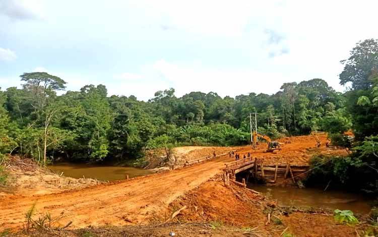 Kodim Muara Teweh Bangun Jembatan Sungai Palili untuk 6 Desa Terisolir