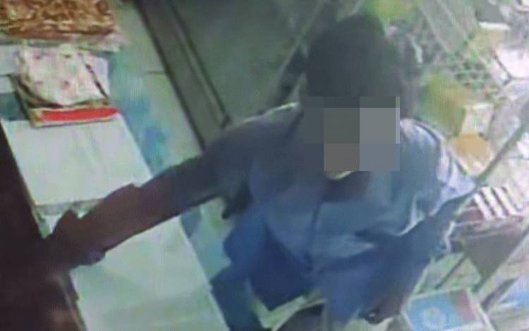 Seorang Pria Curi Uang di Laci Toko Terekam CCTV