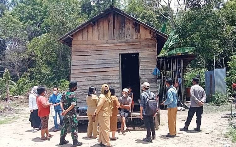 Pemdes Bamban Barito Timur Bangun Baru Rumah Warga yang Tidak Layak Huni