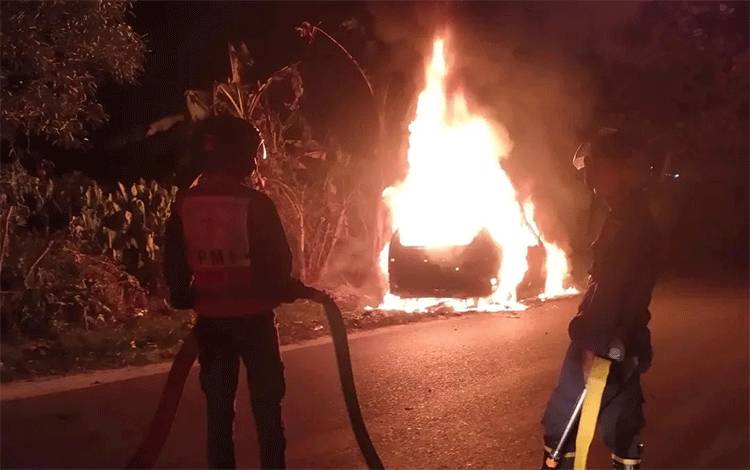 Mobil Terbakar di Dekat SPBU di Christopel Mihing Sampit