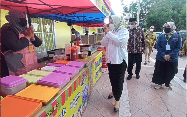 Hari Pertama Puasa, Bupati Kobar Buka Pasar Wadai