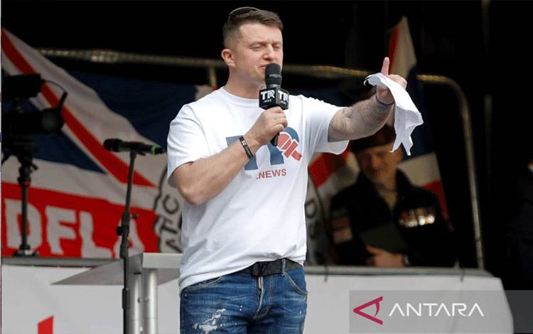 Arsip - Aktivis sayap kanan Stephen Yaxley-Lennon, yang menggunakan nama Tommy Robinson, berbicara di luar Gedung Parlemen pada demonstrasi pro-Brexit di London, Inggris, 29 Maret 2019. (ANTARA/Reuters/Alkis Konstantinidis/as)