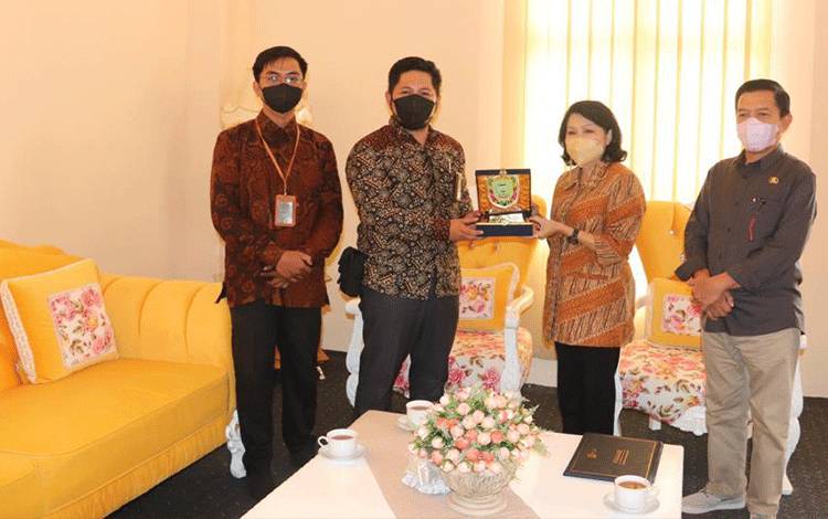 Bupati Pulang Pisau Terima Penghargaan dari PT PLN
