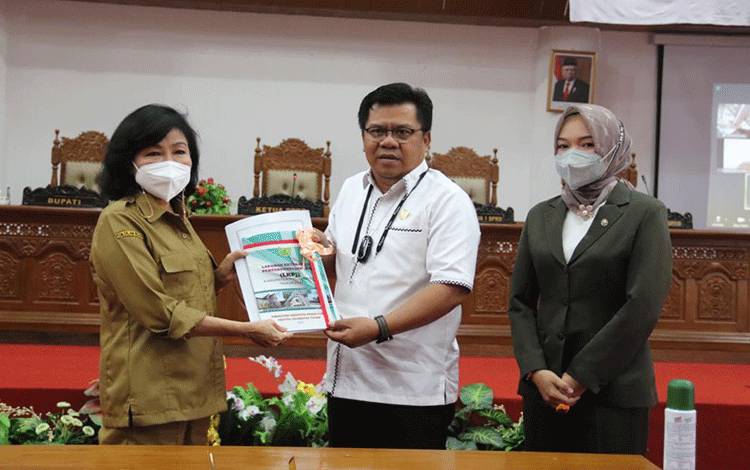 Bupati Pulang Pisau Sampaikan LKPJ 2021 Kepada DPRD