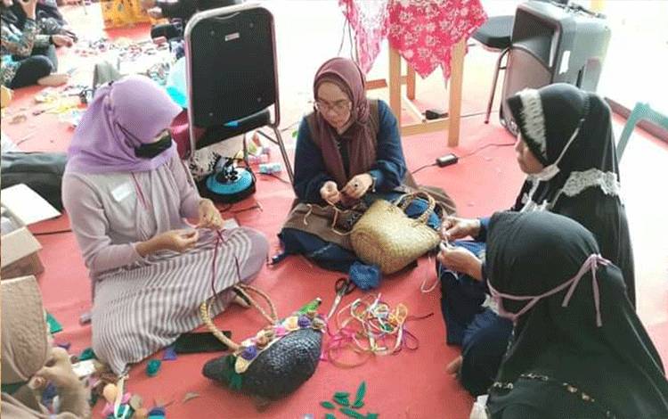 Komunitas Perempuan Penganyam Rotan Diberi Pelatihan Branding dan Kreasi