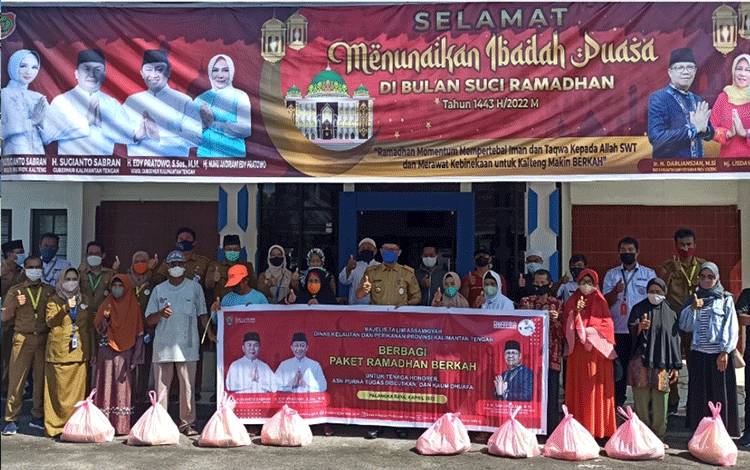 Berbagi Bingkisan Ramadan, Dislutkan Kalteng Ingatkan Pentingnya Akhlak dan Gerakan Suka Ikan