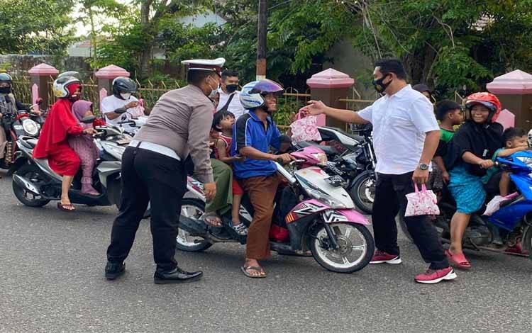 Pembagian Takjil Sat Resnarkoba Polres Seruyan Disambut Antusias Warga