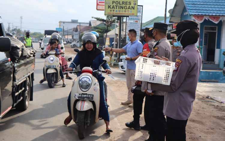 Jelang Buka Puasa, Polres Katingan Bagikan Takjil kepada Pengendara