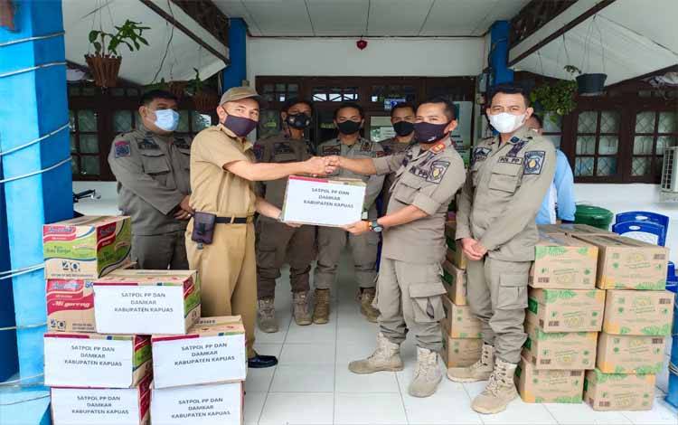 Satpol PP dan Damkar Kapuas Serahkan Bantuan Korban Kebakaran di Pulau Mambulau