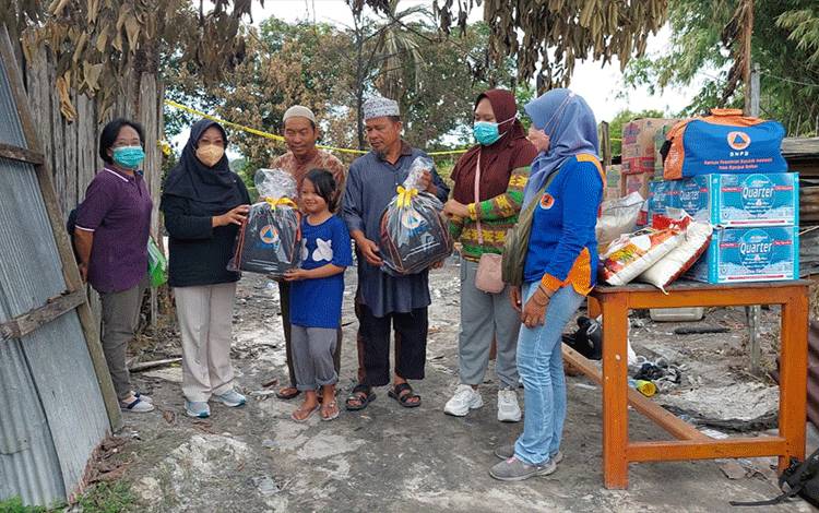 Korban Rumah Terbakar Tersambar Petir Diberi Bantuan