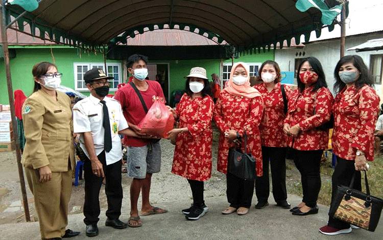 Pengurus DWP Kapuas Salurkan Bantuan Korban Kebakaran