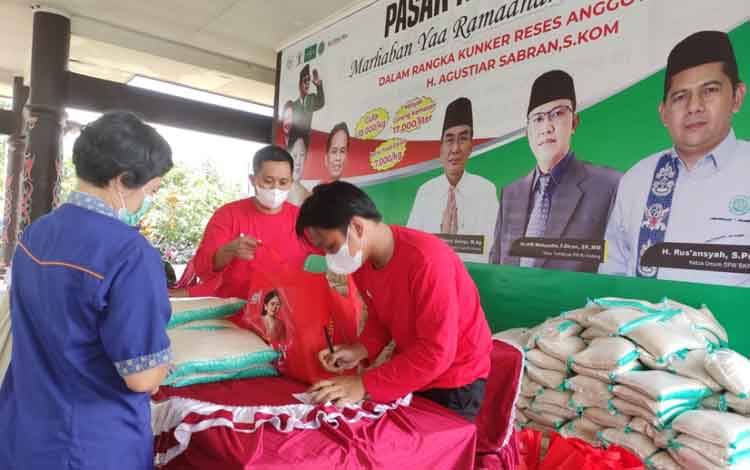 Agustiar Sabran Sediakan 1000 Paket Sembako Pasar Murah Berkah Palangka Raya