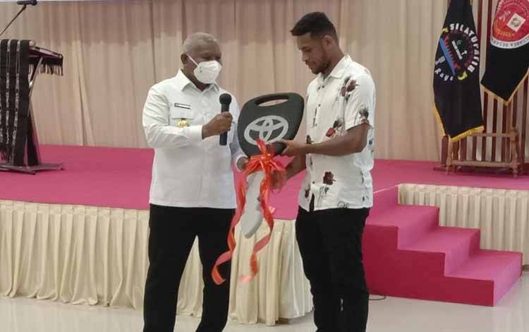 Ricky Kambuaya dapat Hadiah Mobil dari Gubernur Papua Barat