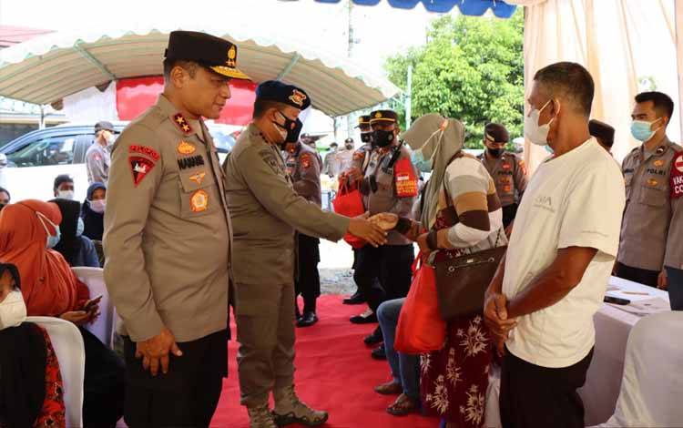 Kapolda Kalteng Tinjau Vaksin Massal dan Berikan Paket Sembako di Katingan