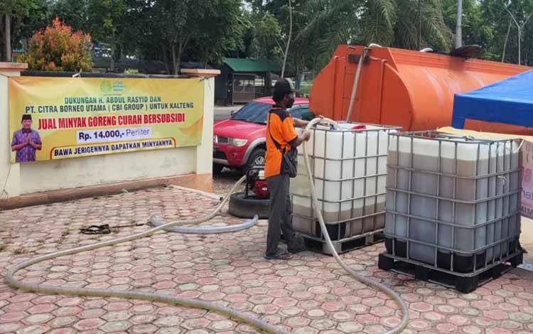 17.000 Liter Minyak Goreng Curah Produksi PT CBU Dijual kepada Warga Desa Pandu Senjaya