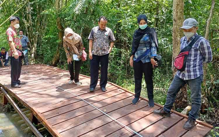 Camat Dusun Timur Monitoring dan Evaluasi Pembangunan di Desa Haringen