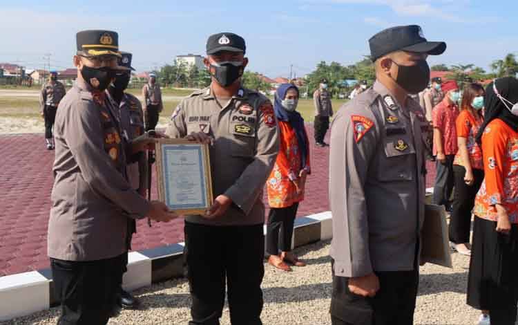 Kapolres Katingan Beri Penghargaan Personel Berprestasi