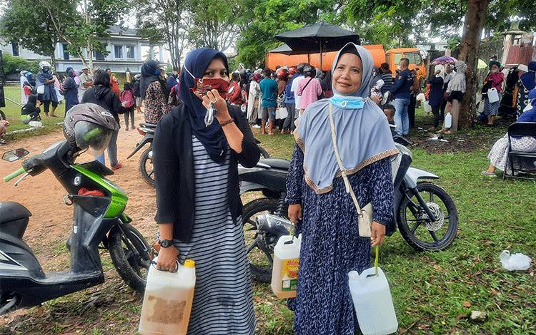 Warga Senang Dapat Minyak Murah dari Owner CBI