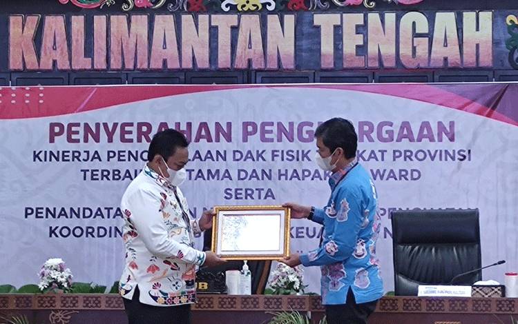 Pemprov Kalteng Raih Penghargaan Hapakat Award