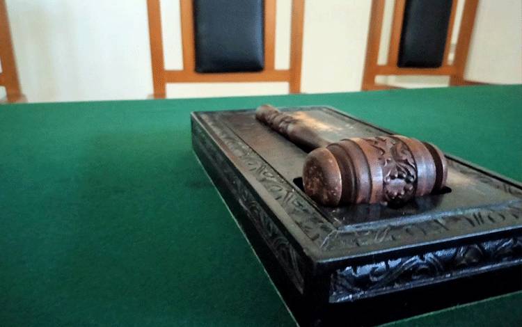 Terduga Pencuri Telepon Genggam Diadili