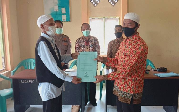 Panitia Pilkades Tamban Selatan Dilantik, Ini Pesan Camat