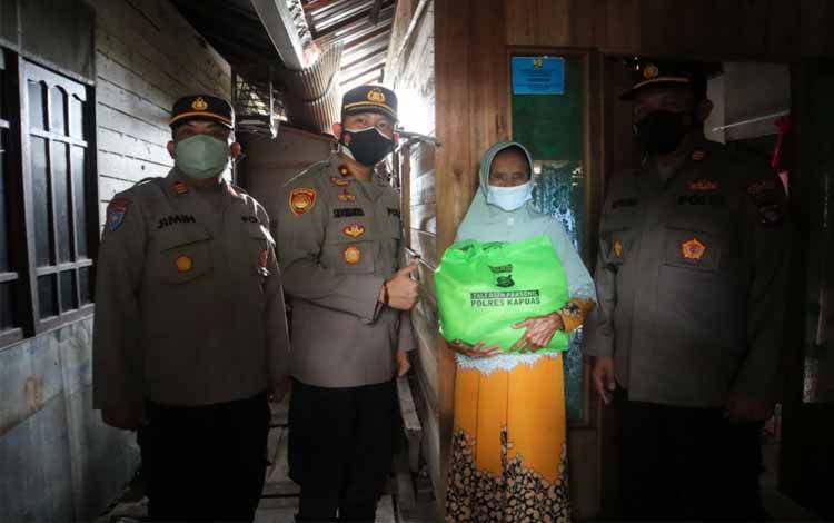 Wakapolres Kapuas Bagikan Sembako kepada Warga Lewat Gerakan Seribu Sehari