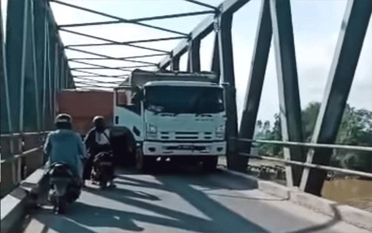 Dua Truk Tersangkut di Jembatan Arut