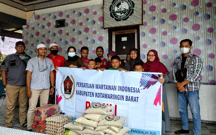 Berbagi di Bulan Ramadan, PWI Kobar Salurkan Sembako ke Panti Asuhan