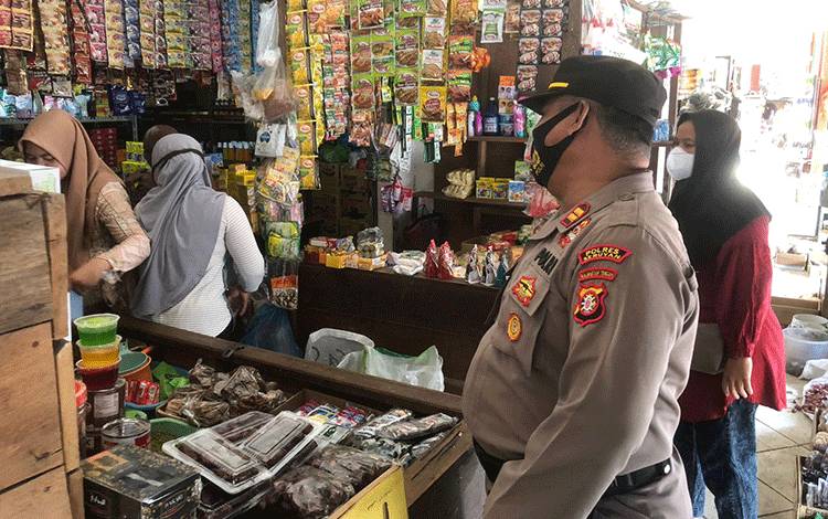 Personel Binmas Polres Seruyan Turun ke Pasar Cek Stok Minyak Goreng