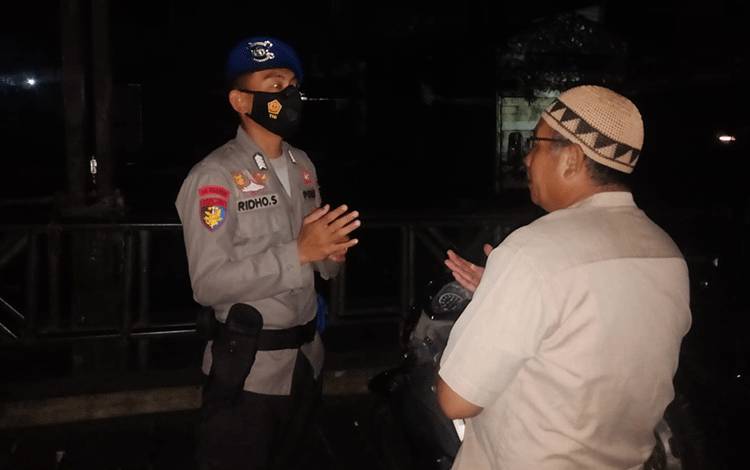 Personel Polairud Polres Seruyan Sambangi Warga Pesisir