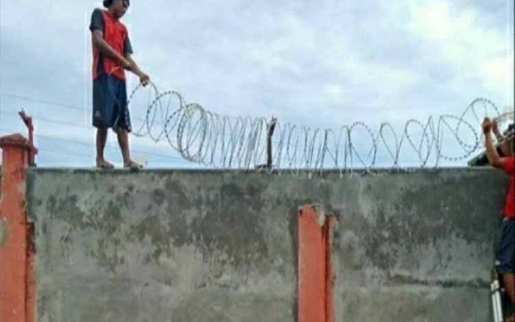 Tingkatkan Keamanan, Rutan Kuala Kapuas Pasang Tambahan Kawat Berduri