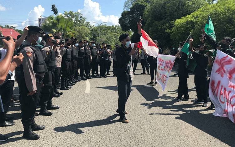 HMI Kapuas Sampaikan 4 Penyataan Sikap saat Unjuk Rasa