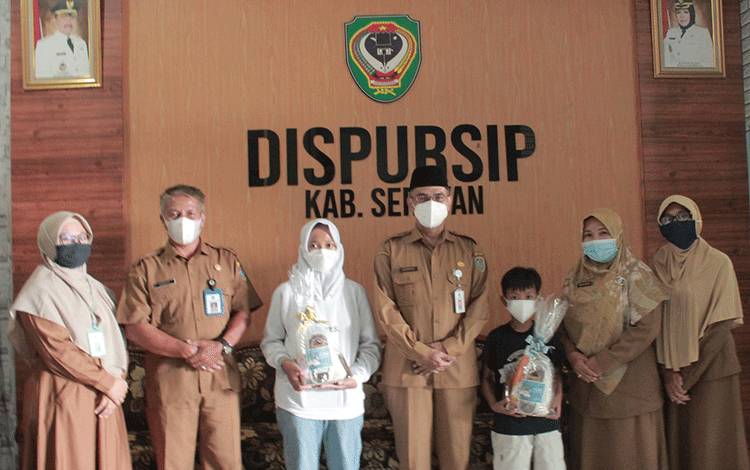 Dua Pengunjung Perpustakaan Daerah Seruyan Terima Reward