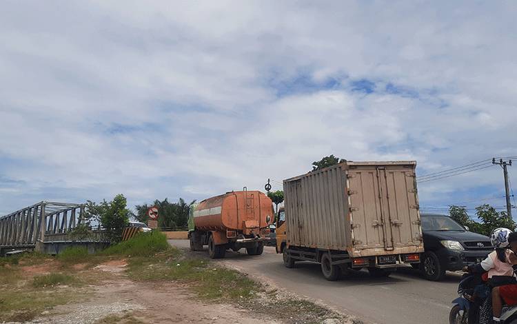 Truk Bermuatan di Atas 8 Ton Melintas di Jalan Pangkalan Bun Kolam Diminta Ditertibkan