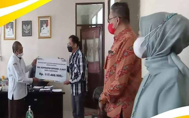 Kepala BKPSDM Palangka Raya Terima Santunan Almarhumah Istri
