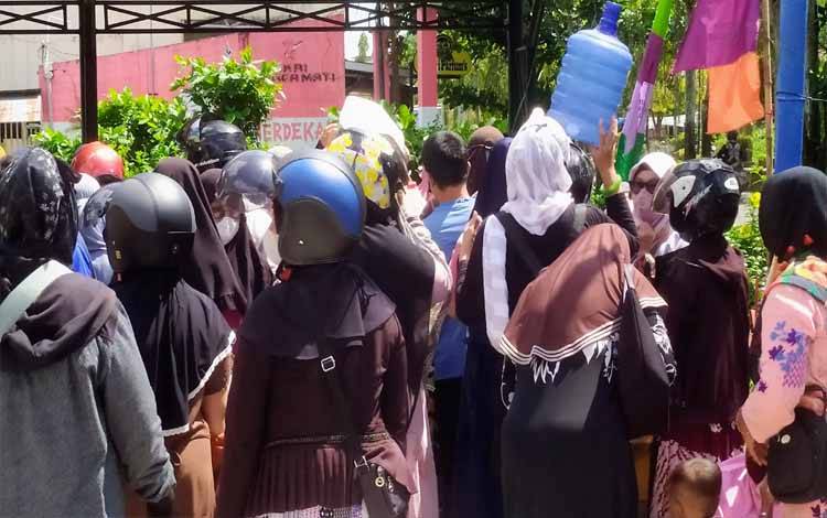 Antre Minyak Goreng Murah di Kelurahan MB Hilir, Ibu-Ibu Bawa Botol, Jeriken hingga Galon