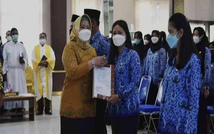 Bupati Kobar Serahkan Petikan Keputusan Pengangkatan 131 PNS