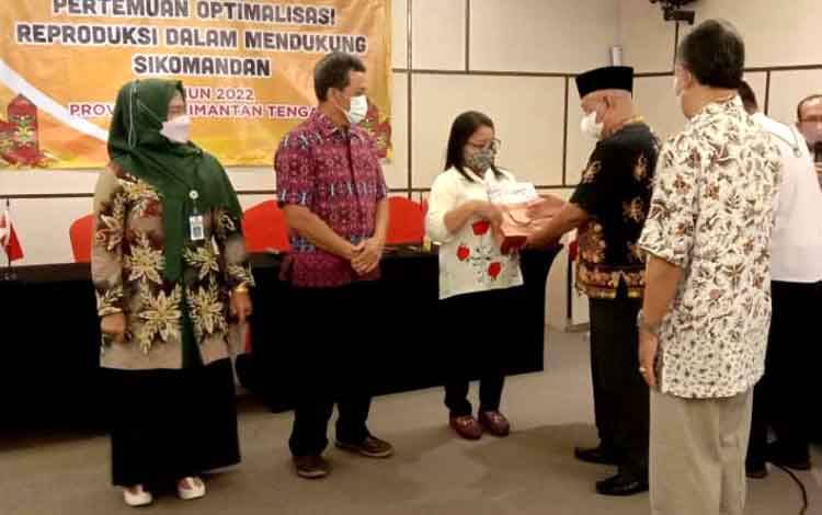 Petugas IB Distan Barito Utara Terima Penghargaan