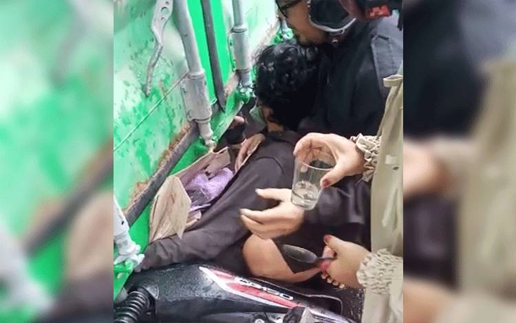 Bikin Ngilu, Pemotor di Jalan HM Arsyad Ini Tertimpa Kontainer
