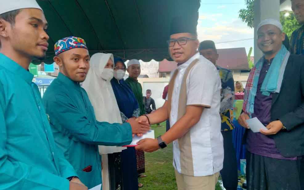 Camat Katingan Tengah Serahkan Santuan untuk Anak Yatim hingga Guru Ngaji