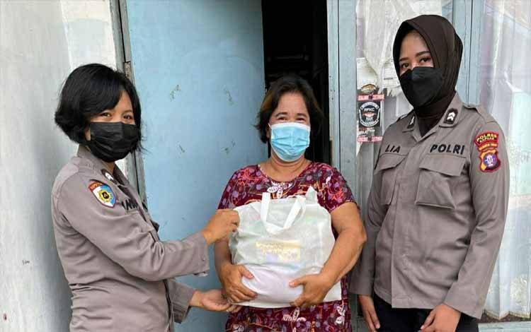 Tim Sambang Polwan Polres Kapuas Bagikan Sembako kepada Warga