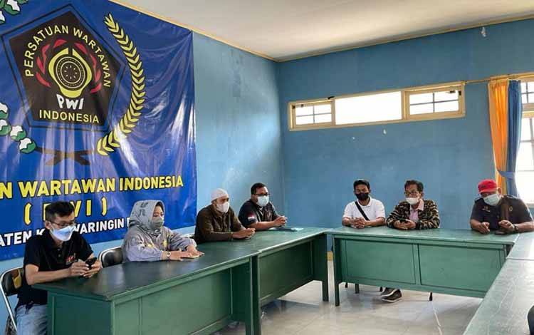 Ramadan Hari ke 12, Bupati Sambangi Kantor PWI Kobar